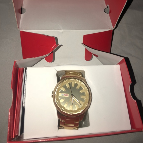 Gold puma watch need battery - Picture 1 of 3